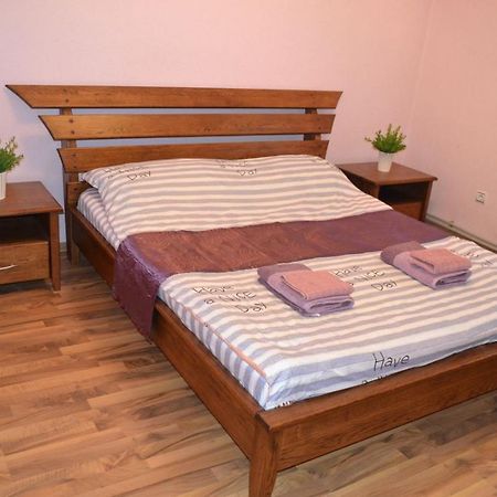 Квартира Двохкімнатна Фонтан Apartment คาเมียเนตส์-โปดิลสกี ภายนอก รูปภาพ