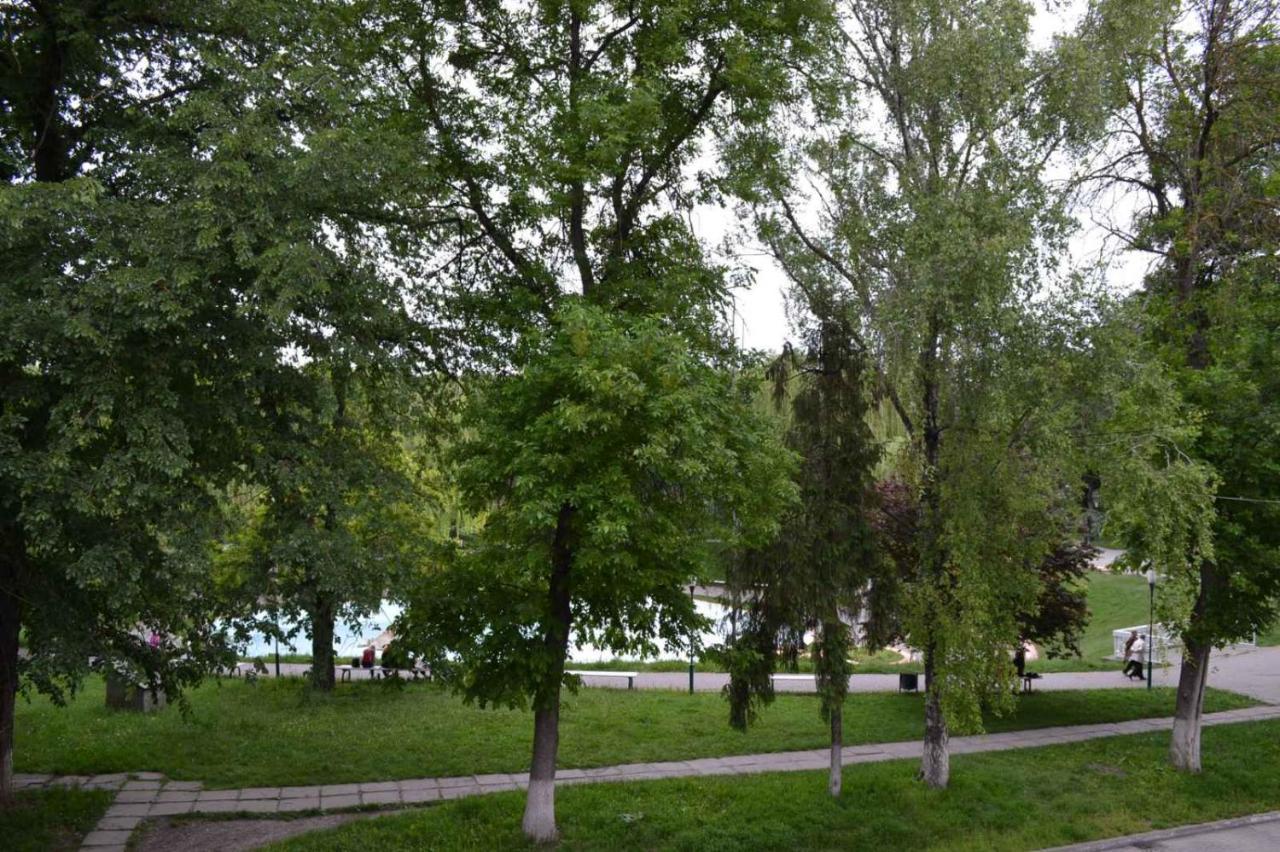 Квартира Двохкімнатна Фонтан Apartment คาเมียเนตส์-โปดิลสกี ภายนอก รูปภาพ
