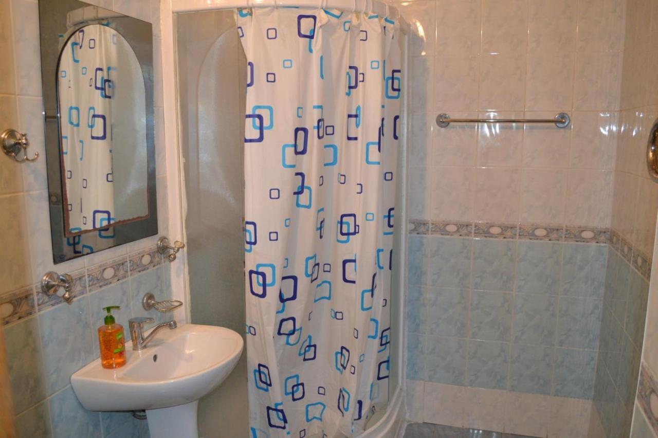 Квартира Двохкімнатна Фонтан Apartment คาเมียเนตส์-โปดิลสกี ภายนอก รูปภาพ
