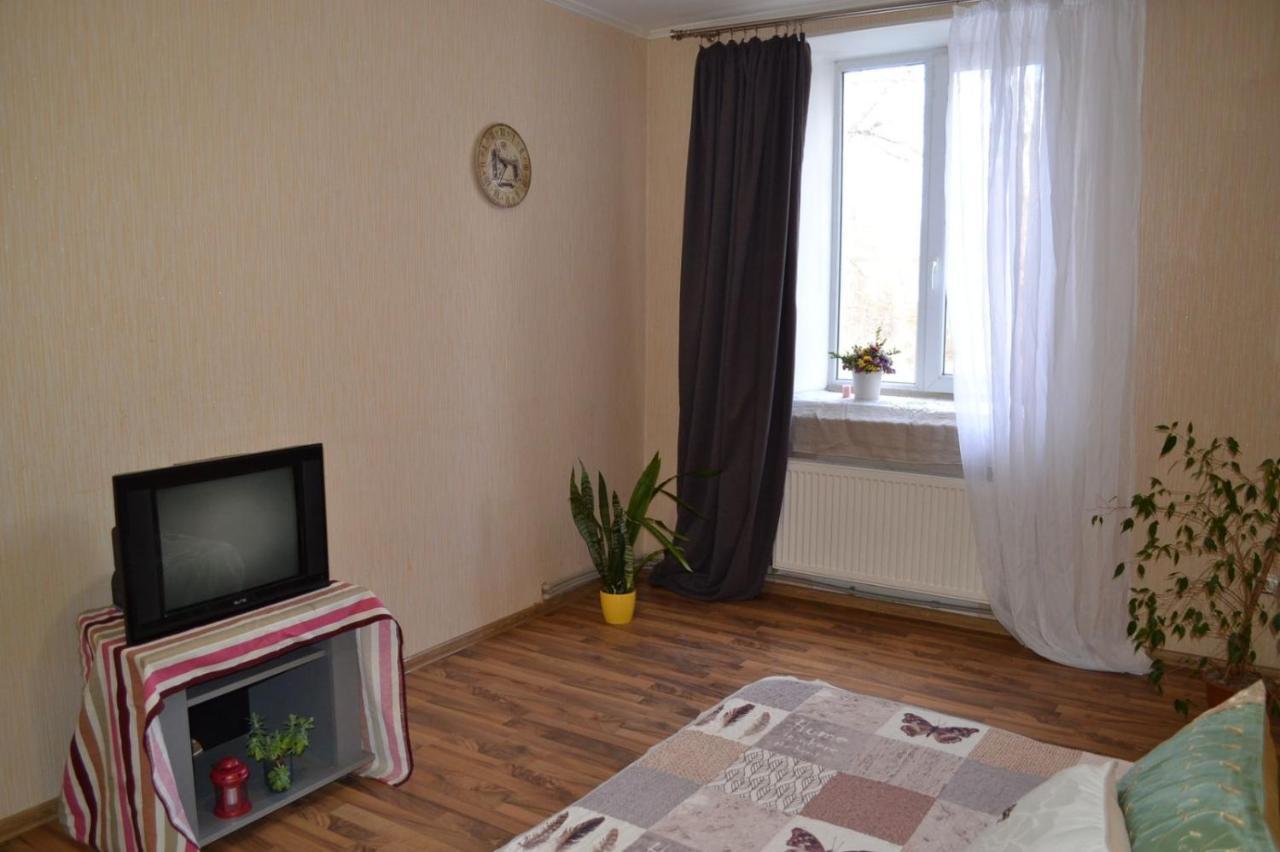 Квартира Двохкімнатна Фонтан Apartment คาเมียเนตส์-โปดิลสกี ภายนอก รูปภาพ