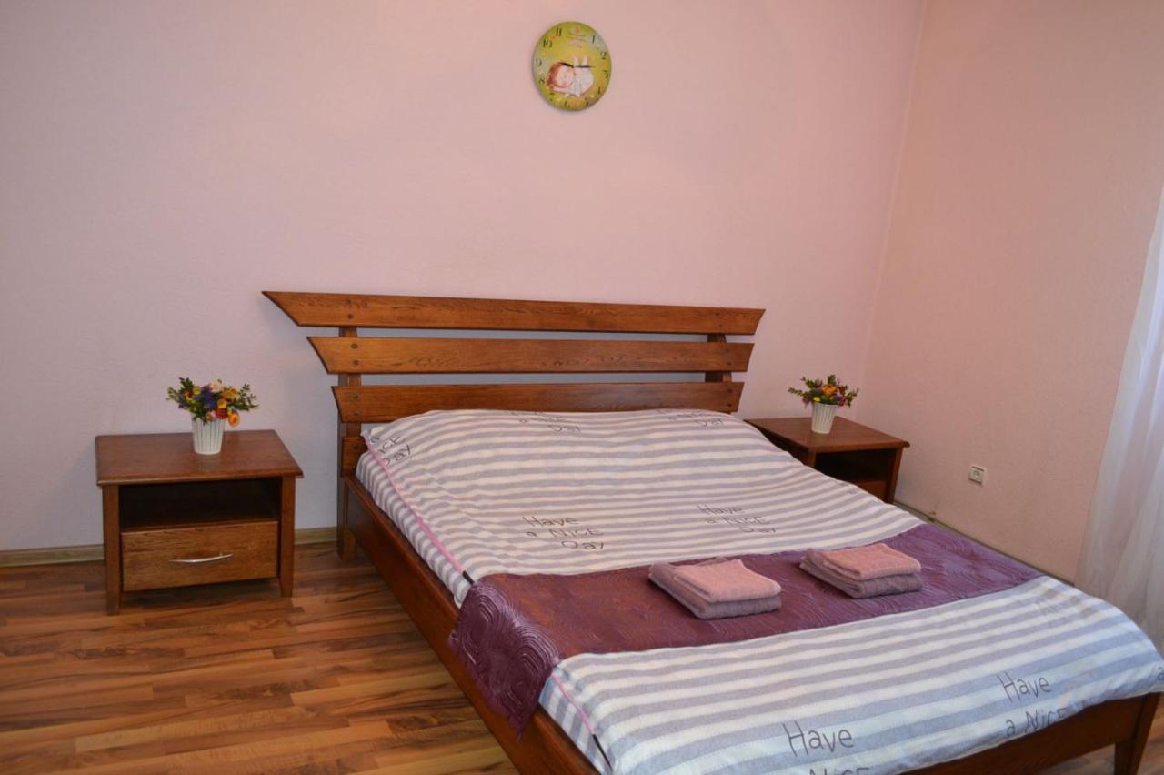 Квартира Двохкімнатна Фонтан Apartment คาเมียเนตส์-โปดิลสกี ภายนอก รูปภาพ